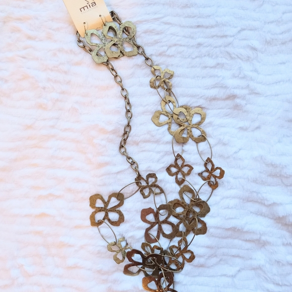 Jewelry - Mia collection aged gold steel flower necklace & earrings